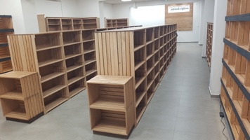 Dřevěné regály do prodejny potravin od JPL SKYWANDER